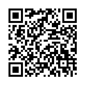 出现在他面前的是一片广阔的广场二维码生成