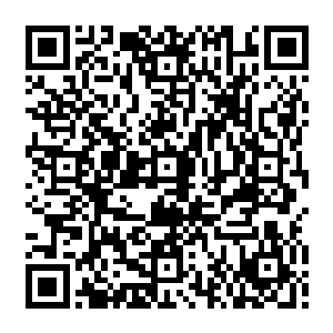 出现在原本属于美利坚的那架f－22和曙光女神战略侦察机上空的那两个庞大的镜面二维码生成