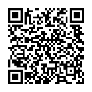 出现在张铁眼前的这个美女个子差不多有张铁高二维码生成