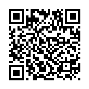 分别出现在了两位中年男子的身侧二维码生成