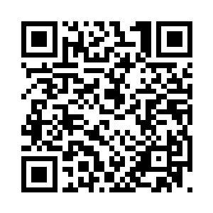 分别站着两个身材魁梧的将军模样的人物二维码生成
