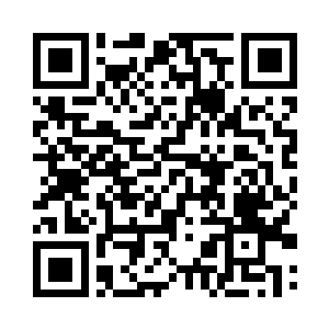 切萨雷拿起一根水果胡萝卜咬了一口二维码生成