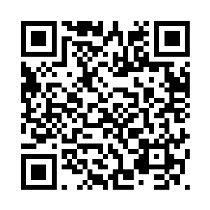 列车冲出地面之后在地面上滑行着二维码生成