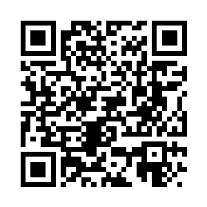 刘一维帮夏云杰在整理他桌上的书本二维码生成