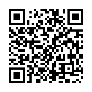 刘士伟拿着摄像机走在最后面还不忘拍摄着二维码生成