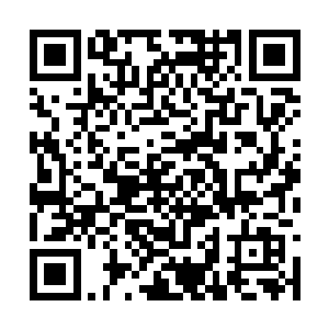 刘明明对着步高和侯卫东做了一个无何奈何的笑容二维码生成