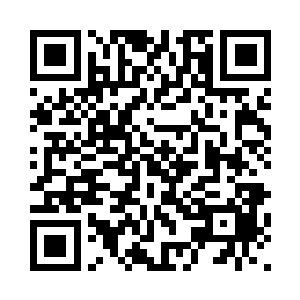 刘晔的经纪人常继红正在里面忙活二维码生成