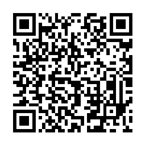 刘木头看着眼前调侃着看着自己和妹妹的五名官府税差目光二维码生成