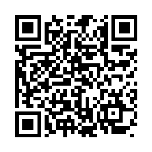 刘榕笑着逗逗已经胖得有点走不动路的肉龙二维码生成