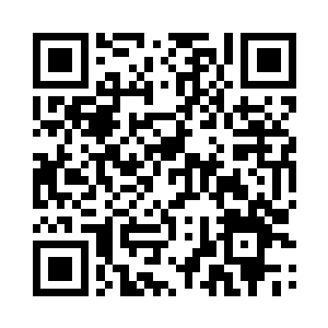 刘靓从包包里拿出一张贵宾卡刷一下二维码生成