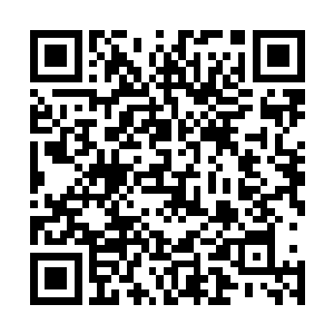 刚从医院出来的猪哥朱浩光在两个跟班手下的前呼后拥之下二维码生成