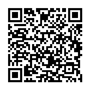 刚刚挥手那个很胖的老警察在经过卡尔他们的车时大喊道二维码生成