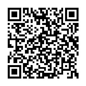 刚到公司楼下就看到慕心怡的办公室的灯还开着二维码生成