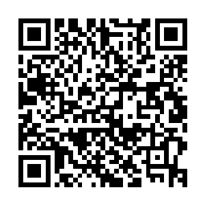 刚才把双井酒坊的管事一脚踢出城外的军官在城楼上举剑高呼二维码生成