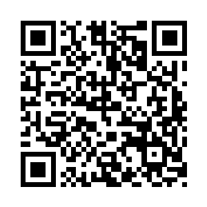 利亚姆就看到主唱和周围队友商量了一下二维码生成