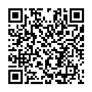 办公室主任何明辉带着丁二狗去了给他新布置的办公室二维码生成