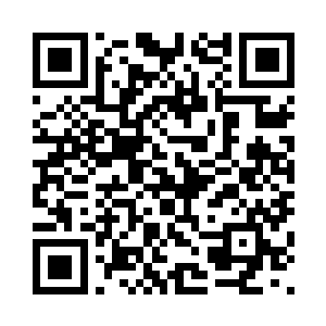 加菲尔德恭敬的站在一名老者面前二维码生成