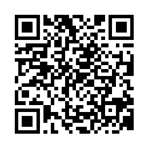 助理导演把场记牌放在了摄影机镜头前二维码生成