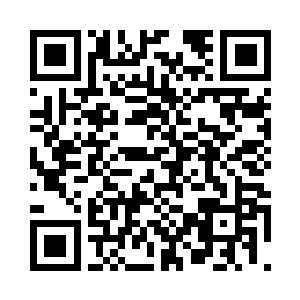 努力让自己的笑容看起来镇定而从容二维码生成