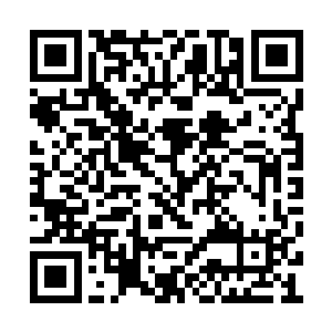 包着头巾翻上皮卡车开始把车挪出来这条街道上二维码生成