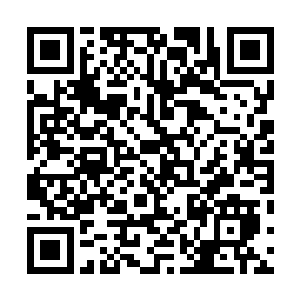 匆匆脱下身上先前在浴室里被她玩水给溅了一身的湿衣服二维码生成