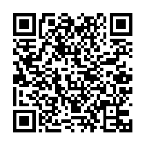 匕首已经化作一道白光深深扎进了挂在墙上的地图二维码生成