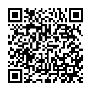 北辰睿一身落寞地看着那穿着洁白婚纱依偎在云逸怀中的萱若二维码生成