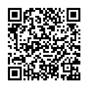 医生一边用一把寒光闪闪的手术刀修剪着整齐的指甲二维码生成