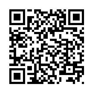 十分潇洒地梳了梳鬓角灰色的发丝二维码生成