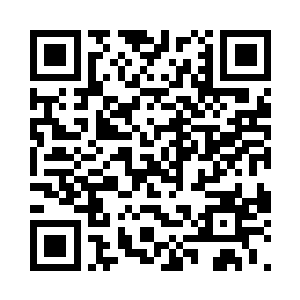 千帆竞渡的码头一艘旧式广船缓缓进港二维码生成