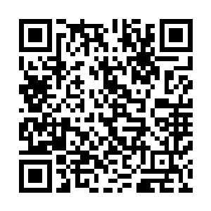 半仰着靠在椅子上一边揉着肚子一边哼哼哈哈地嚷着撑死了二维码生成