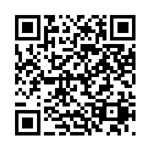 半是认真地一把抢下了罗伯特的墨镜二维码生成