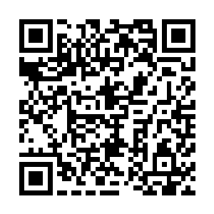 半米长的砍刀夹杂着风声分别从三个不同的角度冲莫凡砍来二维码生成