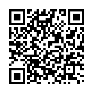 华丽的绸缎从她美丽的身体上滑落二维码生成