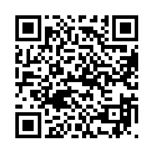 华生的手掌悬在修长如柳的剑身之上二维码生成