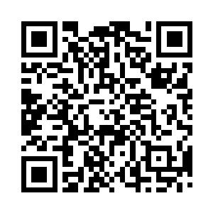 南宫流云那双修长温热的手覆盖在苏落发顶二维码生成