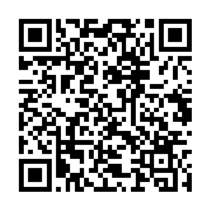 卡卡牵着夜染的手心满意足的哼着夜染教他的小调二维码生成