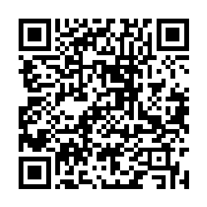 卡拉丽薇弄出的动静惊动了天空中的几名光明圣师二维码生成