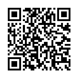 卢向东手捧着一大束火红的玫瑰站在大门外面二维码生成