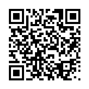 却发现鞋上的雨水印在亮白的地板上二维码生成