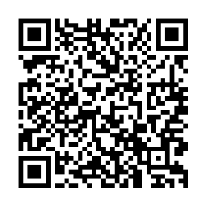 却惊讶的看到他的牧马人竟然风驰电掣的朝他的方向开了过来二维码生成