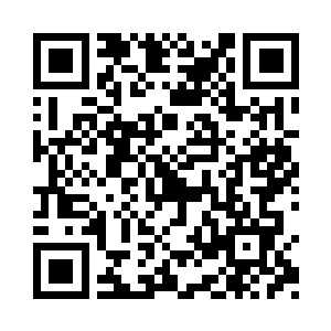 却是近在咫尺的那两个记者在讨论影片的问题二维码生成