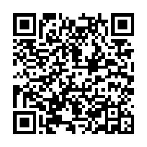 却猛然看见对面的人手拿一把剑就朝自己冲了过来二维码生成