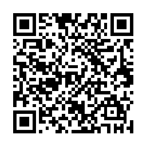却看到自己对面不远的地方正做着一个俊挺的青年男子二维码生成