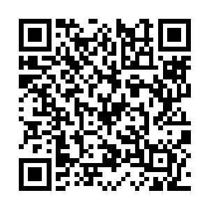 却看到雅文抬起手来轻轻撩了一下小秋额前的头发二维码生成