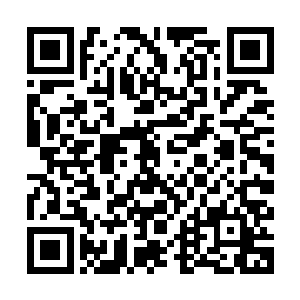 却看见叶明静低着头玩手机从她前方没有任何目光交集的走过去二维码生成