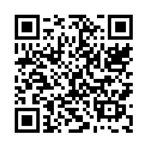 卷起路边一块大石头就往车窗玻璃砸了过去二维码生成