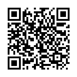 厂子大门前有几个老头在冬日的阳光里下棋二维码生成