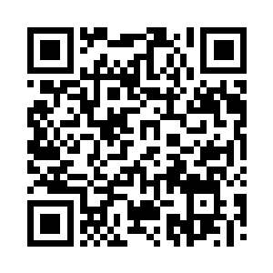 厉倾城的双手交叉着叠放在大腿膝盖上二维码生成