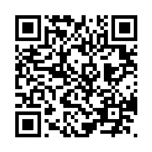 厉倾城的眼睛在秦洛的脸上瞄来瞄去的二维码生成